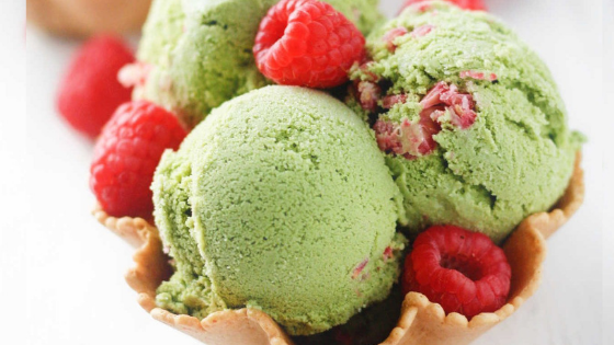 Helado de matcha y frambuesa bajo en calorías, ¡una delicia sin culpa!