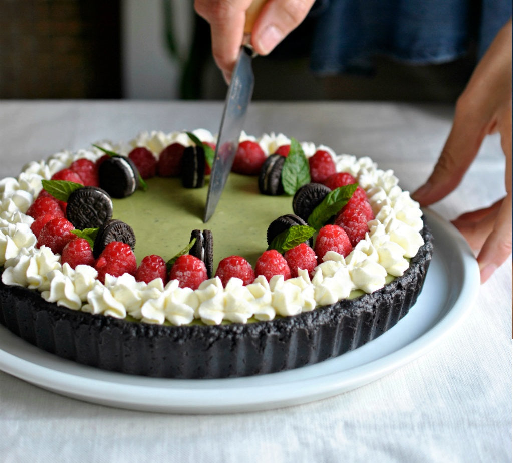 Tarta de chocolate y té matcha sin horno, una receta fácil e irresistible (con vídeo incluido)